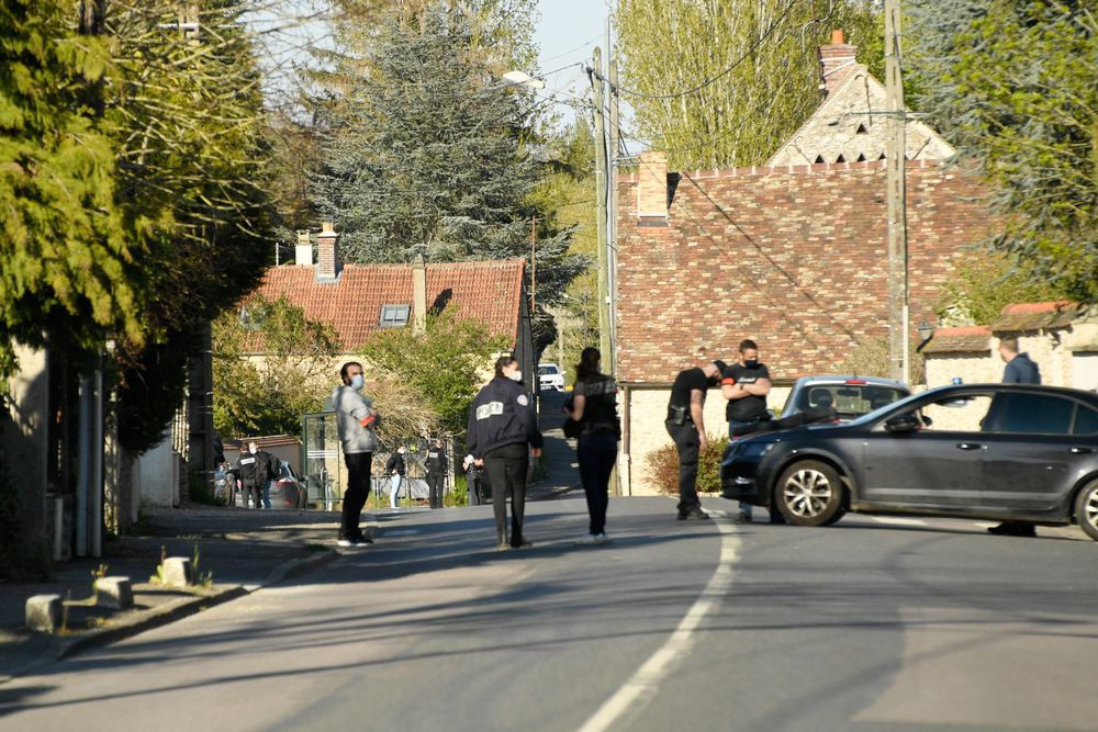 Perquisition au domicile d'un Tunisien qui a poignardé à mort une employée de la police dans un commissariat de Rambouillet, au sud-ouest de Paris, le 23 avril 2021