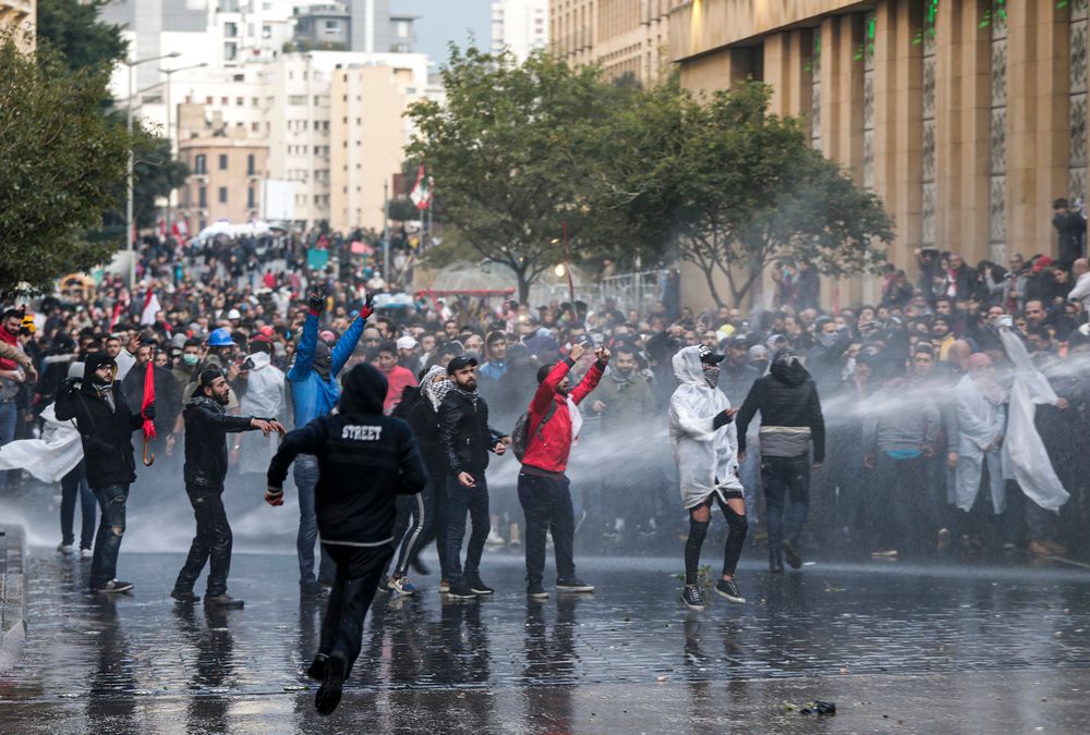 Des manifestants anti-gouvernement face aux forces de sécurité dans le centre-ville de la capitale libanaise de Beyrouth près du siège du parlement le 18 janvier 2020