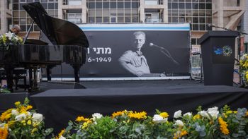 טקס האשכבה של מתי כספי ברחבת המשכן לאומנויות הבמה בתל אביב