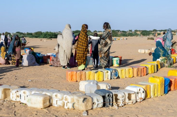 Des réfugiés soudanais font la queue pour remplir des jerrycans d'eau au camp d'Oure Cassoni au Tchad, le 12 novembre 2025.

