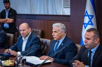 Le Premier ministre israélien Yair Lapid avec le Premier ministre suppléant Naftali Bennett lors d'une réunion du cabinet au bureau du Premier ministre à Jérusalem, le 18 septembre 2022.