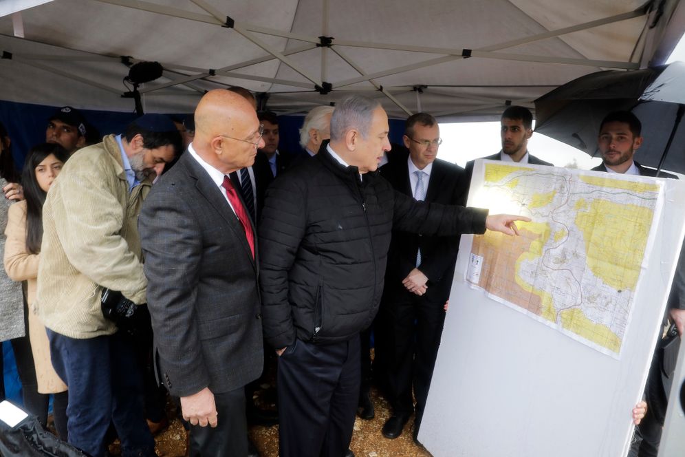 AP / Sebastian Scheiner 2020 © Israel's Prime Minister Benjamin Netanyahu checks the area map during a visit to Ariel settlement in the West Bank, Monday, Feb. 24, 2020.