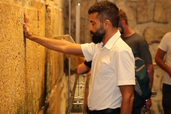 Massab Hassan Youssef, surnommé le « Prince Vert », au Mur occidental