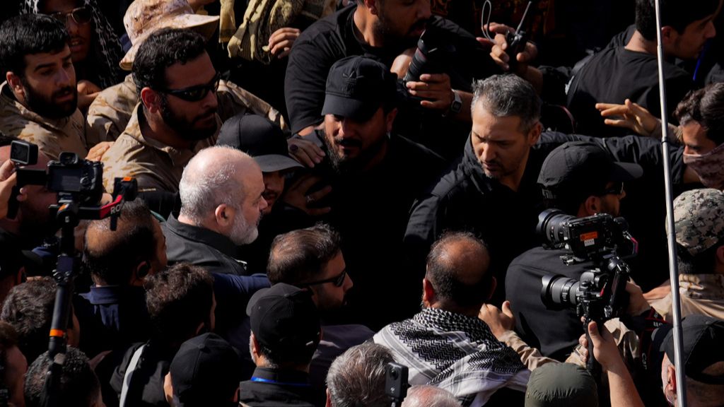"خامنئي ليس في ايران".. انقسام ومعركة نفوذ بين الحرس الثوري ومكتب خامنئي