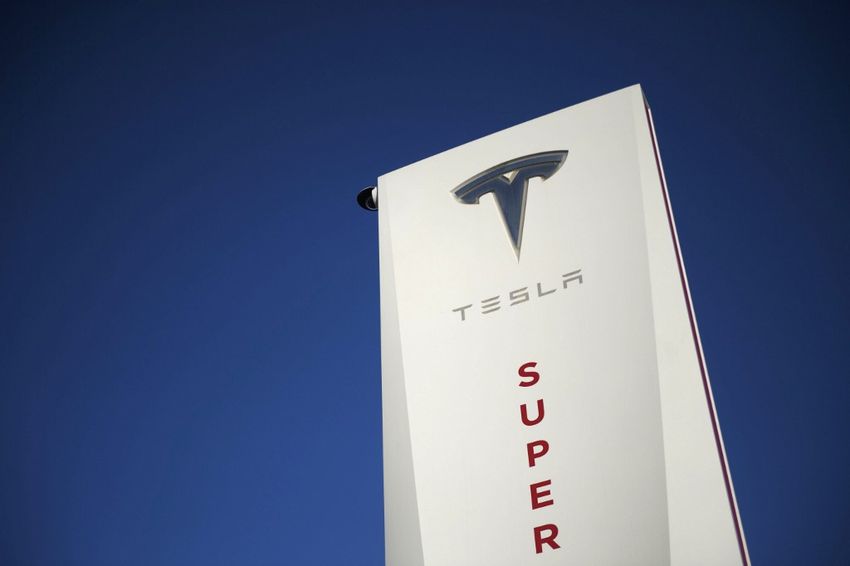 Illustration - Le logo de Tesla sur une borne de recharge en Californie, le 4 janvier 2021.