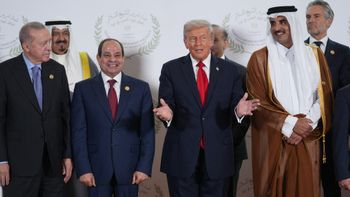 أمير قطر، رئيس الولايات المتحدة دونالد ترامب، رئيس مصر السيسي، رئيس تركيا أردوغان، في قمة شرم الشيخ، 13/10/2025