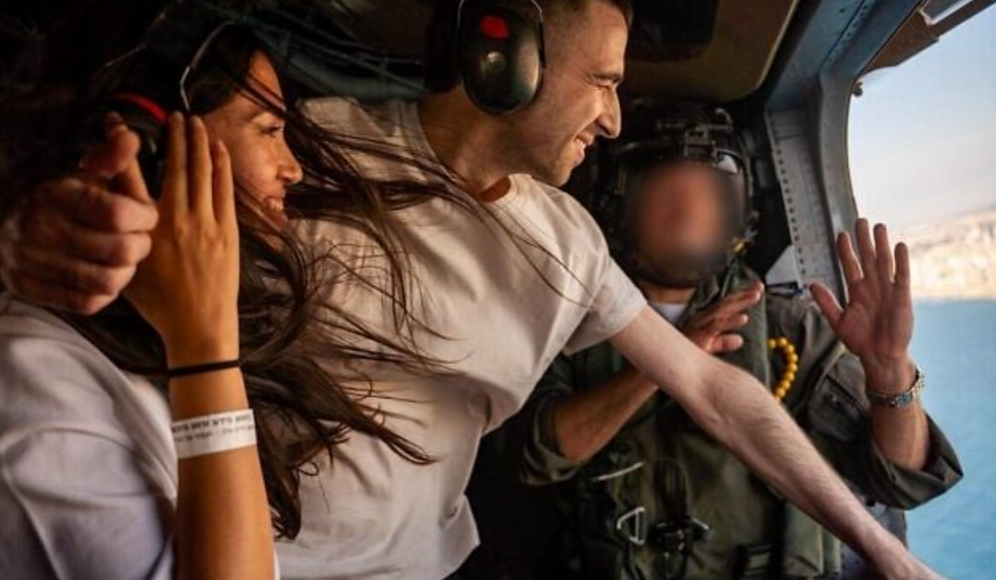 L’otage libéré Avinatan Or et sa compagne, l’ex-otage Noa Argamani, sont transportés par hélicoptère de l’armée de l’air israélienne vers un hôpital du centre d’Israël, après sa libération de captivité par le Hamas, le 13 octobre 2025