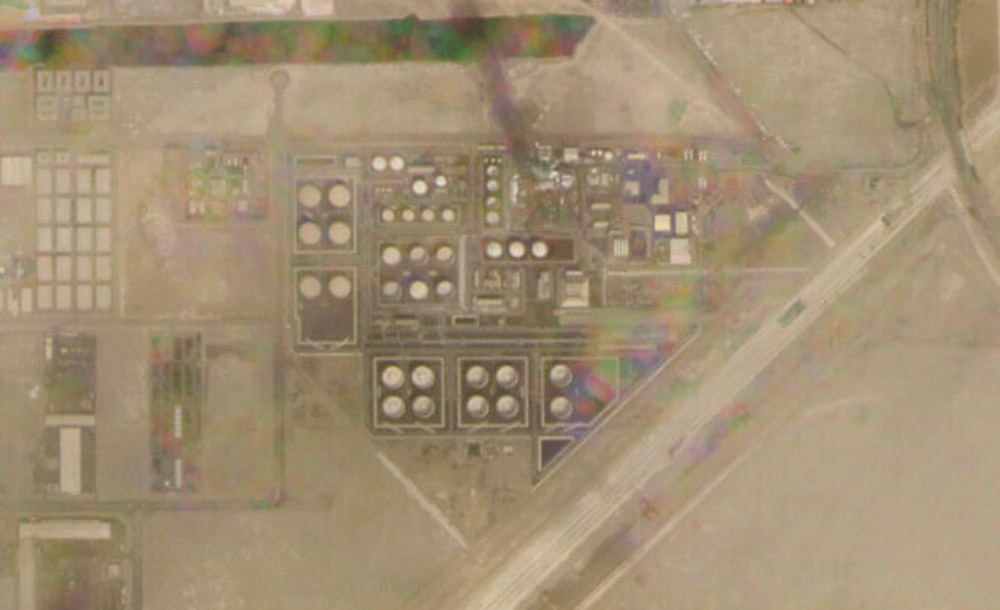 Sur cette image satellite fournie par Planet Labs PBC, de la fumée s'élève au-dessus d'un dépôt de carburant d'Abu Dhabi National Oil Co. dans le quartier de Mussafah à Abu Dhabi, aux Émirats arabes unis, le 17 janvier 2022.