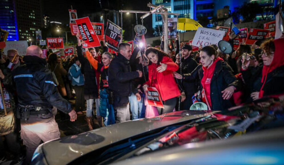 Avshalom Sassoni/Flash90 مظاهرة أمام مقر وزارة الأمن الإسرائيلي في تل أبيب، 1 فبراير 2024.