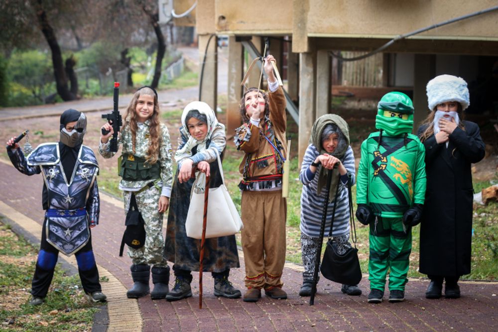 Des enfants israéliens déguisés à l'approche de la fête juive de Pourim, dans la ville de Tzfat, au nord d'Israël. Le 20 mars 2024.