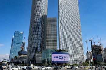 Un drapeau israélien sur lequel est inscrite la phrase en hébreu "ensemble nous vaincrons", au centre commercial Azrieli à Tel-Aviv