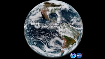 هذه الصورة المقدمة من NOAA / NASA في صورة القمر الصناعي بتاريخ 31 مايو 2018 تظهر نصف الكرة الغربي للأرض في الساعة 12:00 ظهرًا. بتوقيت شرق الولايات المتحدة في 20 مايو 2018،