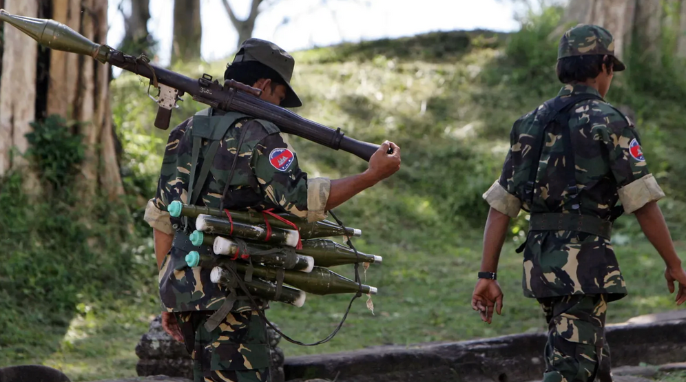 Un soldat cambodgien (à gauche) transporte une roquette B40 au temple de Preah Vihear, dans la province de Preah Vihear, à environ 543 kilomètres au nord de Phnom Penh, le 7 novembre 2008. Le Cambodge et la Thaïlande ont convenu de reprendre les pourparlers visant à résoudre un différend frontalier de longue date qui a fait quatre morts le mois dernier


