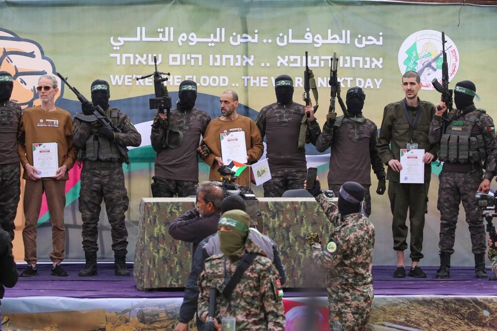Des terroristes du Hamas escortent les otages israéliens Ohad Ben Ami, Eli Sharabi et Or Levy avant de les remettre à la Croix-Rouge, dans le centre de Gaza, le 8 février 2025
