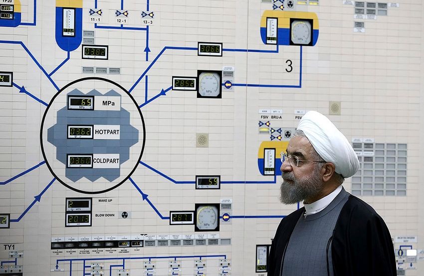 DOSSIER - Dans cette photo de dossier publiée le 13 janvier 2015 par le bureau du président iranien, le président Hassan Rouhani visite la centrale nucléaire de Bushehr juste à l'extérieur de Bushehr, en Iran.