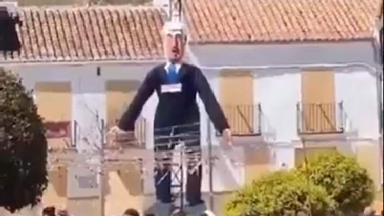 Une effigie de Benjamin Netanyahou haute de sept mètres détruite dans le sud de l'Espagne, le 05.04.2026