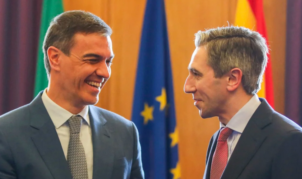 Le Premier ministre irlandais Simon Harris (à droite) serre la main du Premier ministre espagnol Pedro Sanchez dans le bureau du Taoiseach à Dublin le 12 avril 2024 