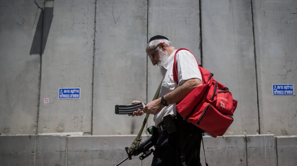 Flash90 Orthodox Jewish man carrying a gun