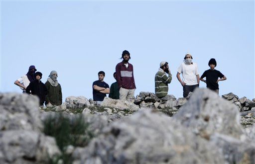 مستوطنون يستولون على أرض وسطح مبنى في قلب الخليل
