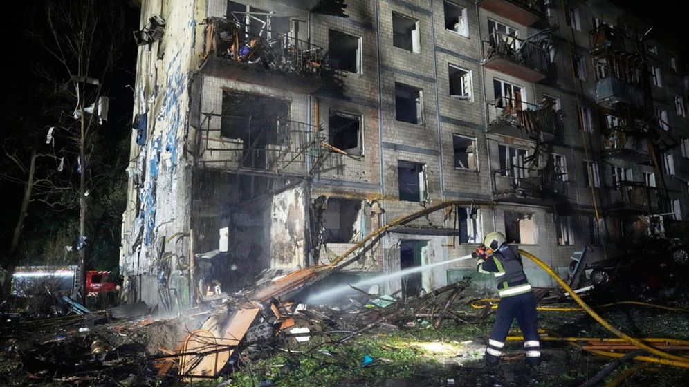 AP אנשי שירותי חירום פועלים לכיבוי שריפה בעקבות תקיפות טילים רוסיות בקייב, אוקראינה, יום שבת, 1 באוגוסט 2026