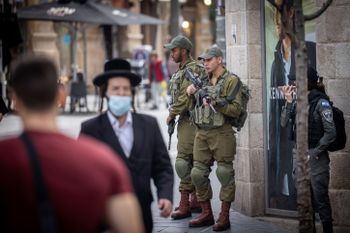 Des agents de la police des frontières israélienne patrouillent avec des soldats israéliens à Jérusalem suite à la situation sécuritaire
