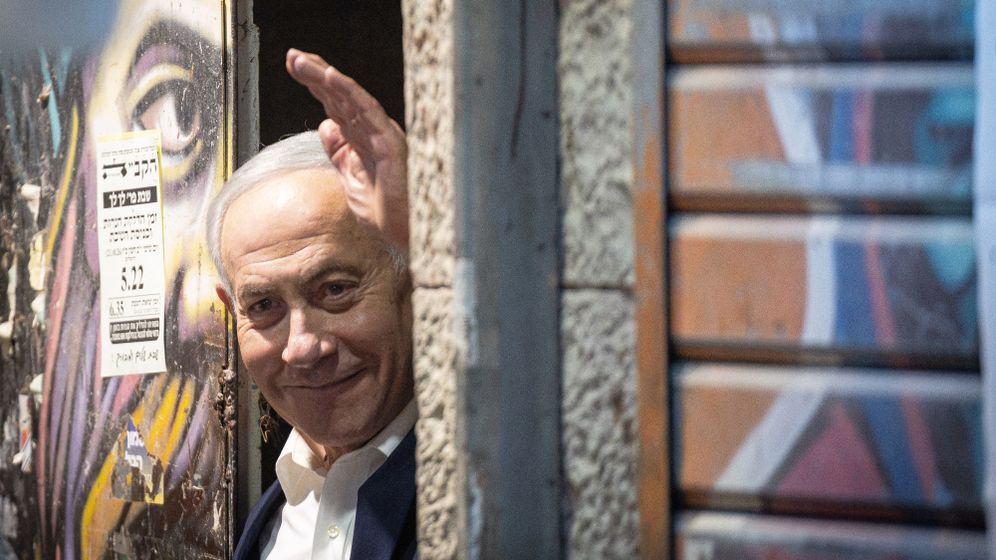 Yonatan Sindel/Flash90 Benjamin Netanyahu visiting Jerusalem's Mahane Yehuda Market as part of the Likud party’s election campaign