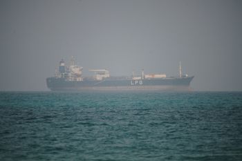 ASSOCIATED PRESS ספינה במצר באב אל מנדב, תימן, ארכיון
