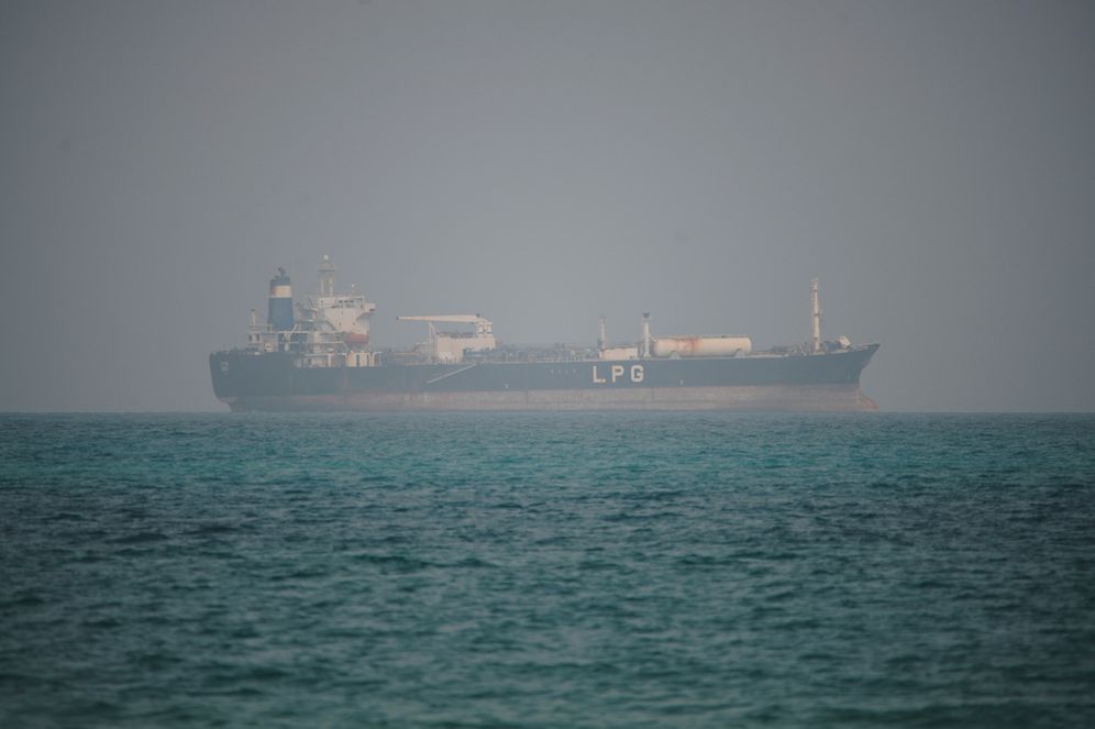 ASSOCIATED PRESS ספינה במצר באב אל מנדב, תימן, ארכיון