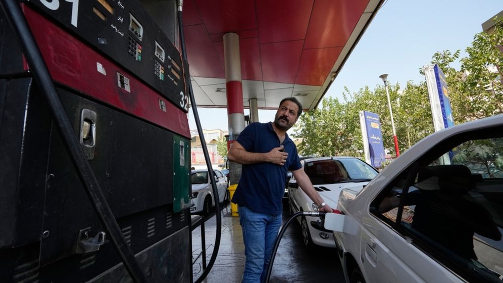AP/Vahid Salemi גבר ממלא את מכוניתו בתחנת דלק בטהרן, איראן, יום שלישי, 25 באוגוסט 2026