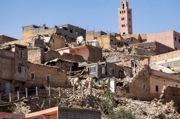 مئذنة مسجد تقف خلف المنازل المتضررة أو المدمرة إثر زلزال مولاي إبراهيم بولاية الحوز، في 9 سبتمبر 2023.