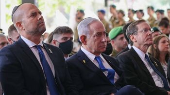 Cérémonie commémorative officielle du 7 octobre, au cimetière militaire du mont Herzl à Jérusalem, le 16 octobre 2025. De droite à gauche : le président de l'État Isaac Herzog, le Premier ministre Benjamin Netanyahou et le président de la Knesset Amir Ohana