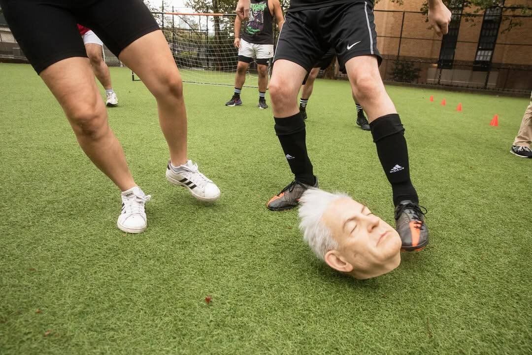 Manifestation choquante devant l'ONU : la tête de Netanyahou transformée en ballon de foot