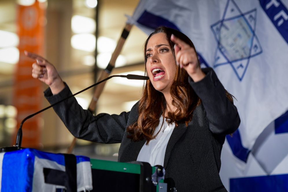 May Golan, membre du Likoud, prend la parole lors d'un rassemblement à Tel Aviv, le 2 novembre 2021