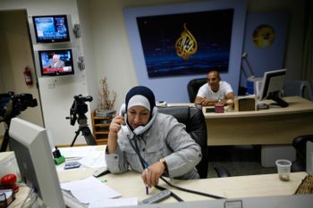 Une femme palestinienne travaille à la station de télévision Al-Jazeera dans la ville de Ramallah, en Cisjordanie.