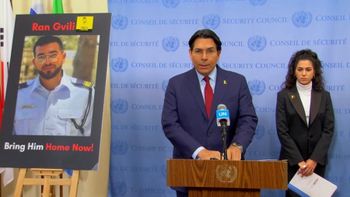 L'ambassadeur israélien à l'ONU, Danny Danon et Shira Gvili, la sœur du dernier otage retenu à Gaza, Ran Gvili, à l'ONU, le 18.12.2025