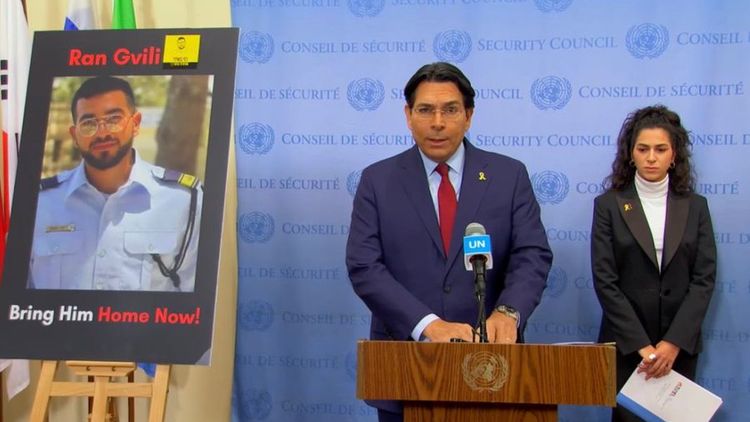L'ambassadeur israélien à l'ONU, Danny Danon et Shira Gvili, la sœur du dernier otage retenu à Gaza, Ran Gvili, à l'ONU, le 18.12.2025