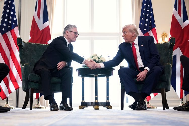 Le président Donald Trump, à droite, et le Premier ministre britannique Keir Starmer, lors d'une réunion au golf Trump Turnberry à Turnberry, en Écosse, le lundi 28 juillet 2025