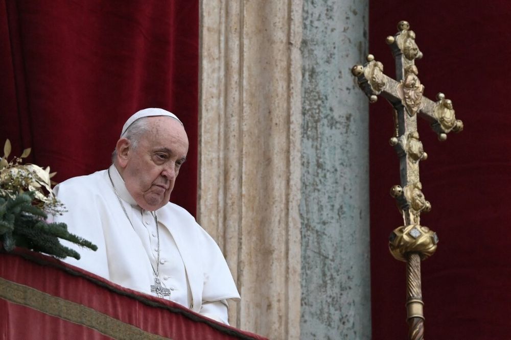 Le pape François se tient au balcon de la basilique Saint-Pierre pour prononcer la bénédiction Urbi et Orbi de Noël sur la place Saint-Pierre au Vatican
