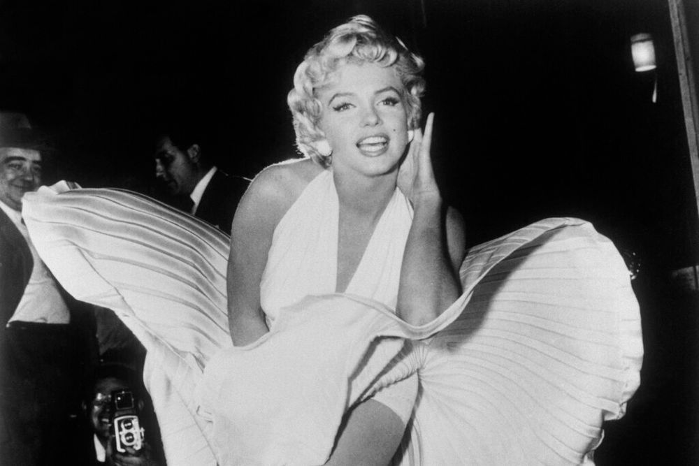 في هذه الصورة الأرشيفية التي التقطت في 9 سبتمبر 1954، تقف مارلين مونرو فوق التيار الصاعد لشبكة مترو أنفاق نيويورك أثناء تصوير فيلم "The Seven Year Itch" في نيويورك.