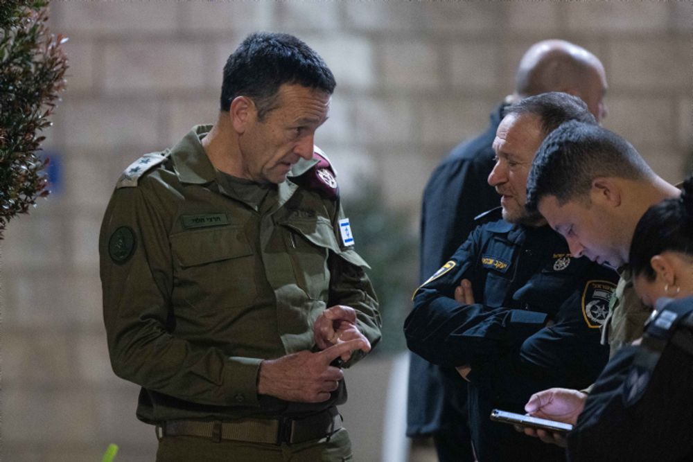 Le chef de la police, Kobi Shabtai, s'entretient avec le chef d'état-major de Tsahal, Herzi Halevi, au quartier général de la police à Jérusalem