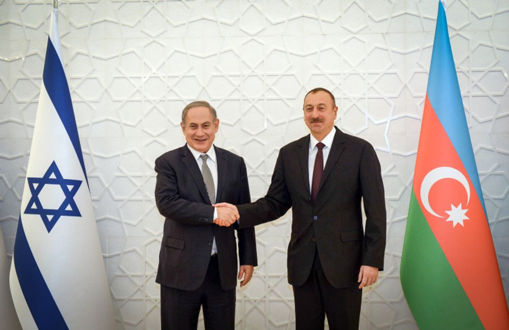 Prime Minister Benjamin Netanyahu (L) meets with Azerbaijani President Ilham Heydar Oghlu Aliyev in 2016.