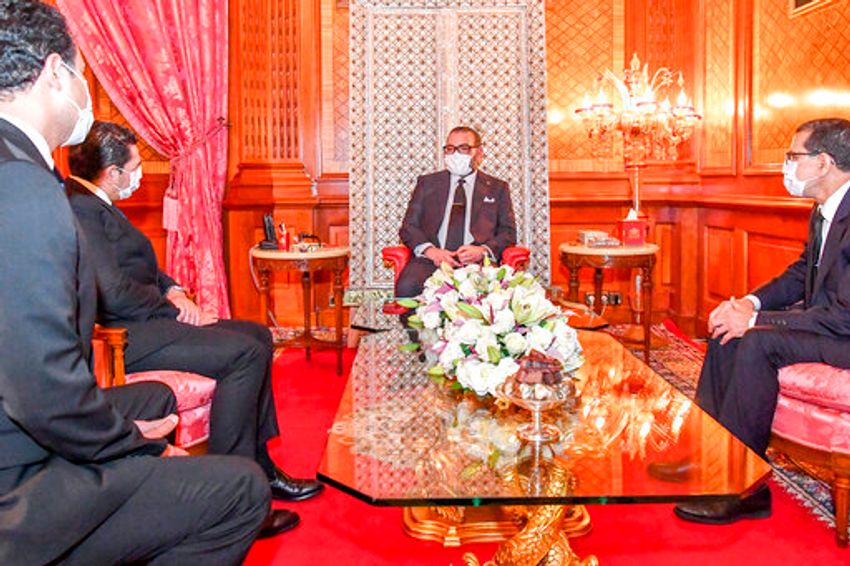 ملك المغرب محمد السادس قناع الوجه في استقبال بعض الوزراء