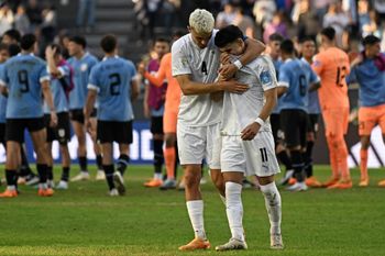 Le défenseur israélien Stav Lemkin réconforte l'attaquant israélien Hamza Shibli après la défaite contre l'Uruguay lors du match de demi-finale de la Coupe du monde U-20, le 8 juin 2023.