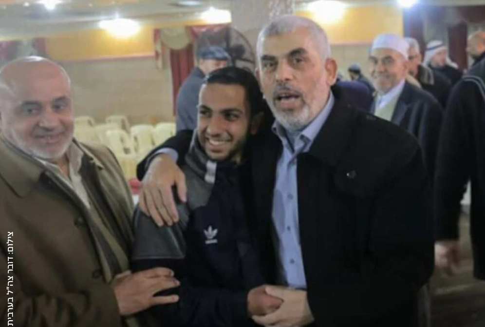 Photographie montrant Anas Al Sharif, "journaliste" d’Al Jazeera éliminé la veille à Gaza, enlacé avec Yahya Sinwar