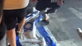 Des supporters espagnols piétinent un drapeau israélien lors des célébrations du Mondial