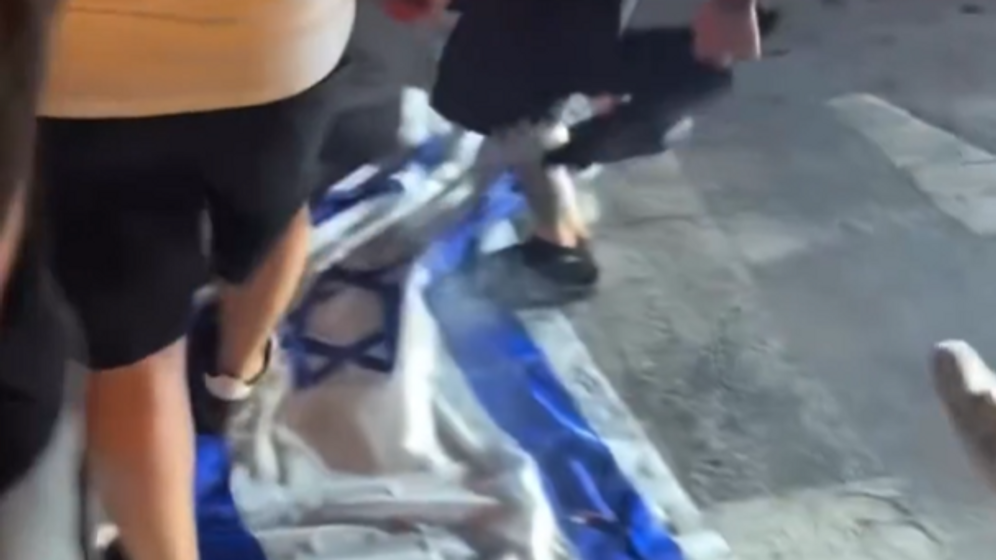 Social medias Des supporters espagnols piétinent un drapeau israélien lors des célébrations du Mondial