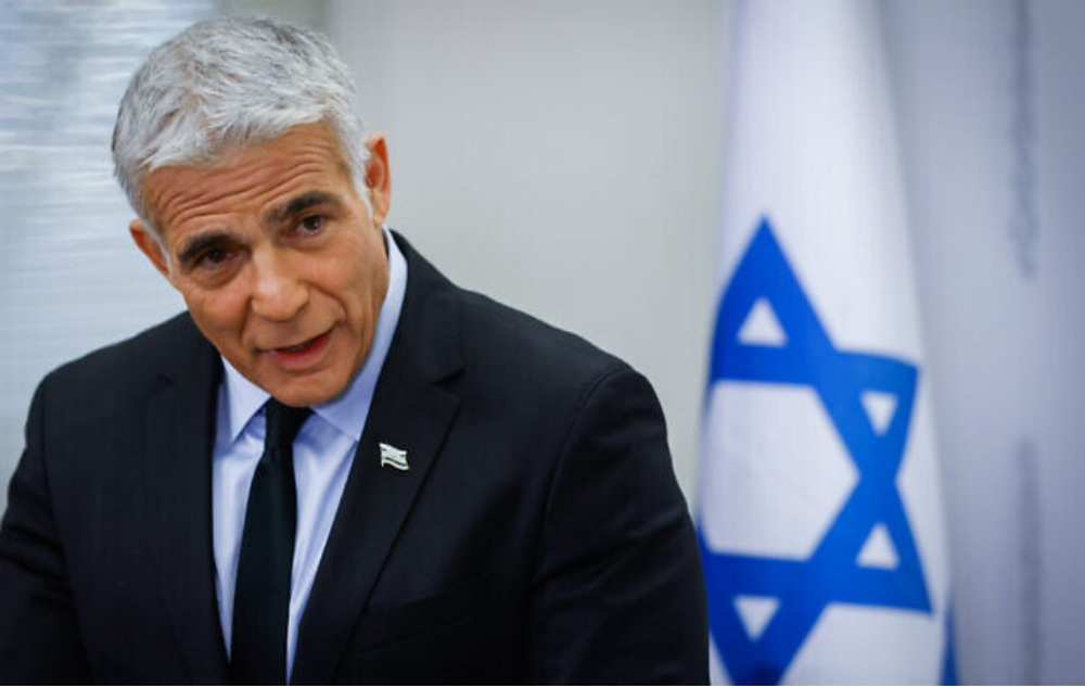 Le ministre israélien des Affaires étrangères et chef du parti Yesh Atid, Yair Lapid, s'exprimant lors d'une réunion de faction à la Knesset, le 8 novembre 2021.