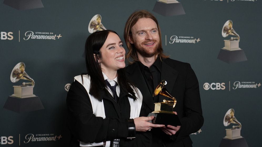 Billie Eilish (à gauche) et Finneas avec le prix de la chanson de l'année pour "Wildflower" lors de la 68e cérémonie annuelle des Grammy Awards, le 1.02.2026, à Los Angeles