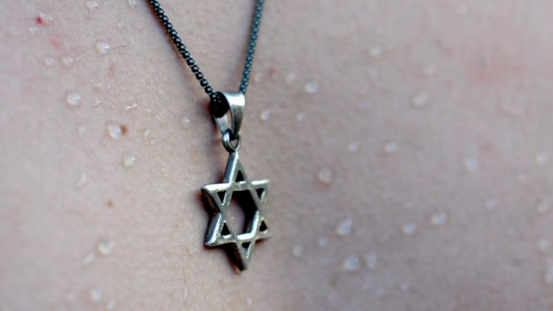 Bruxelles : un homme juif roué de coups dans le métro, sa chaîne avec étoile de David arrachée