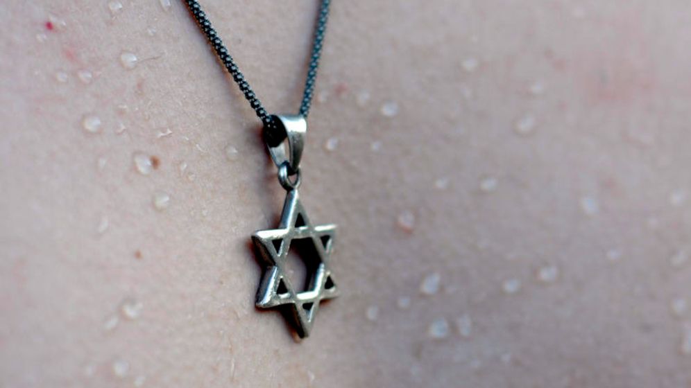 Illustration - Chaîne avec étoile de David